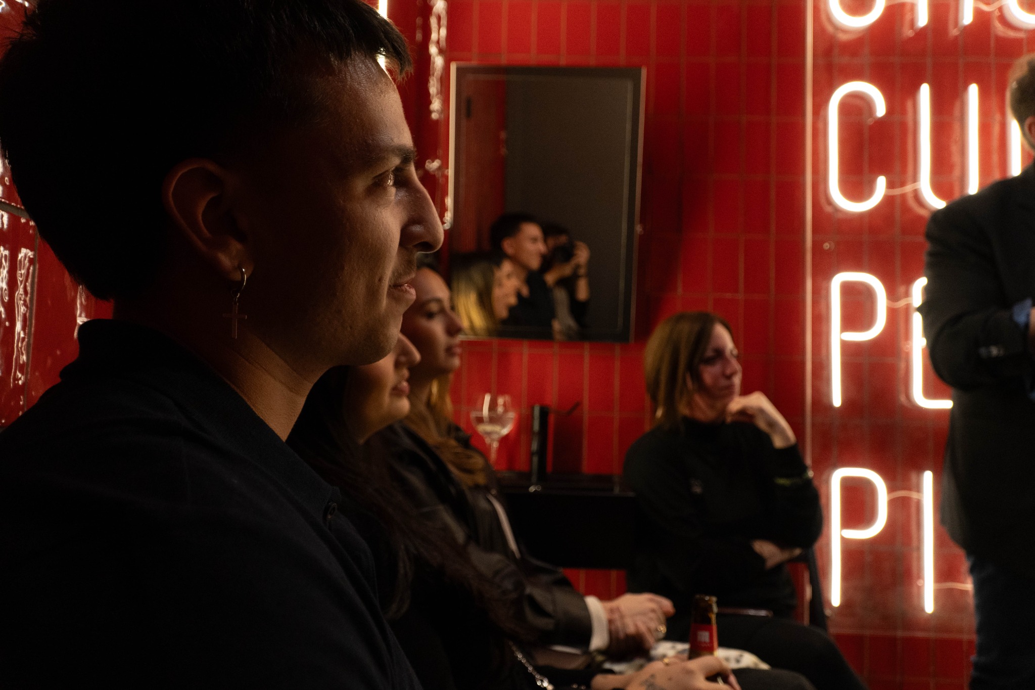 ⚙️&nbsp; <strong>CONDICIONES</strong><br /><br />⏱&nbsp; &nbsp;Duraci&oacute;n:&nbsp;12&ndash;15 minutos (estricto)<br />👥&nbsp;&nbsp;Elenco:&nbsp;M&aacute;ximo recomendado 3 int&eacute;rpretes<br />🚽&nbsp; Espacio:&nbsp;Ba&ntilde;o residencial real<br />👀&nbsp; Aforo:&nbsp;7 espectadores por pase<br />🔁&nbsp; 6 funciones diarias